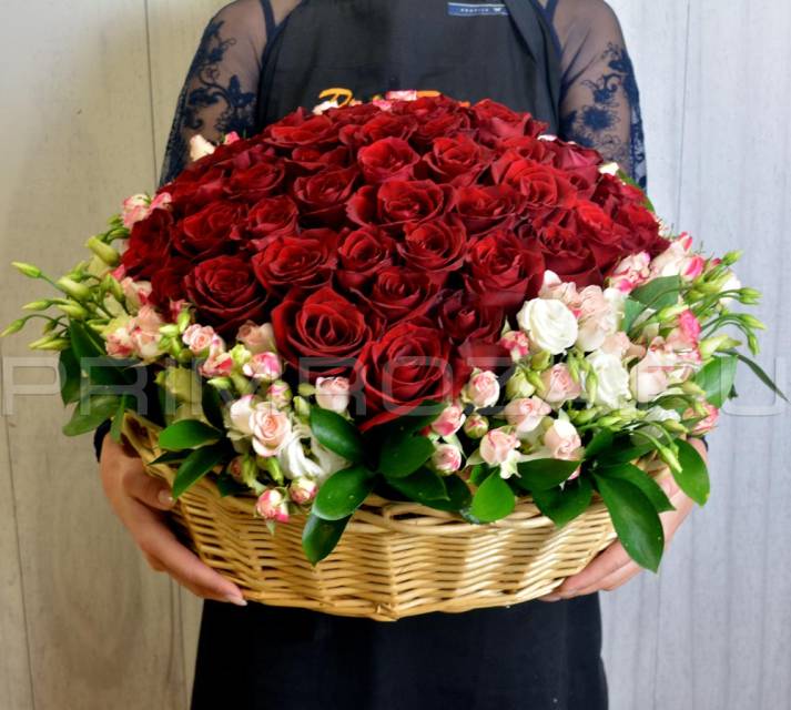 Букет из роз в виде сердца в декоративной корзине #R6019