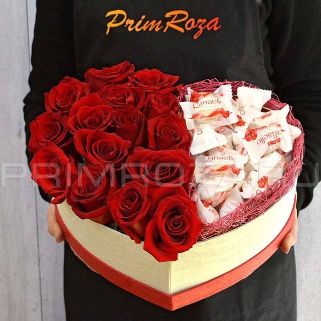 Букет из роз в декоративной коробке с конфетами Raffaello #T019