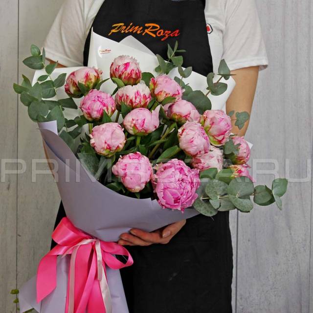 Букет пионы с зеленью #P0595